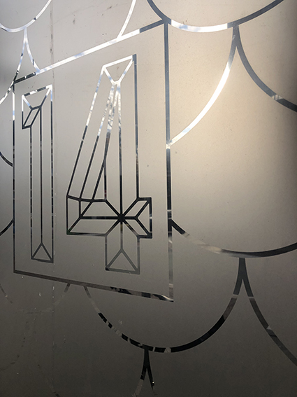 Pose d'adhésif opaque avec découpe sur vitrine